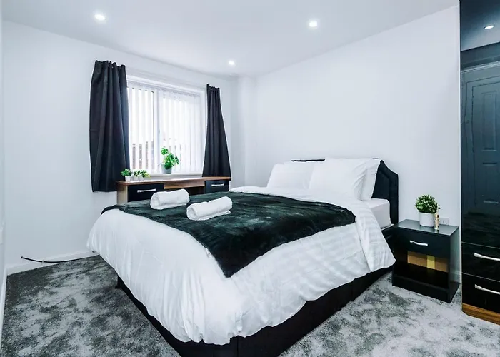 Luxury 3 Bedroom House Close To Manchester Center